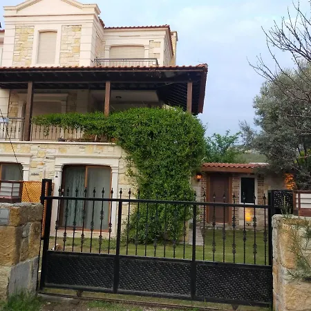 Foca Elies And Garden Homestay
